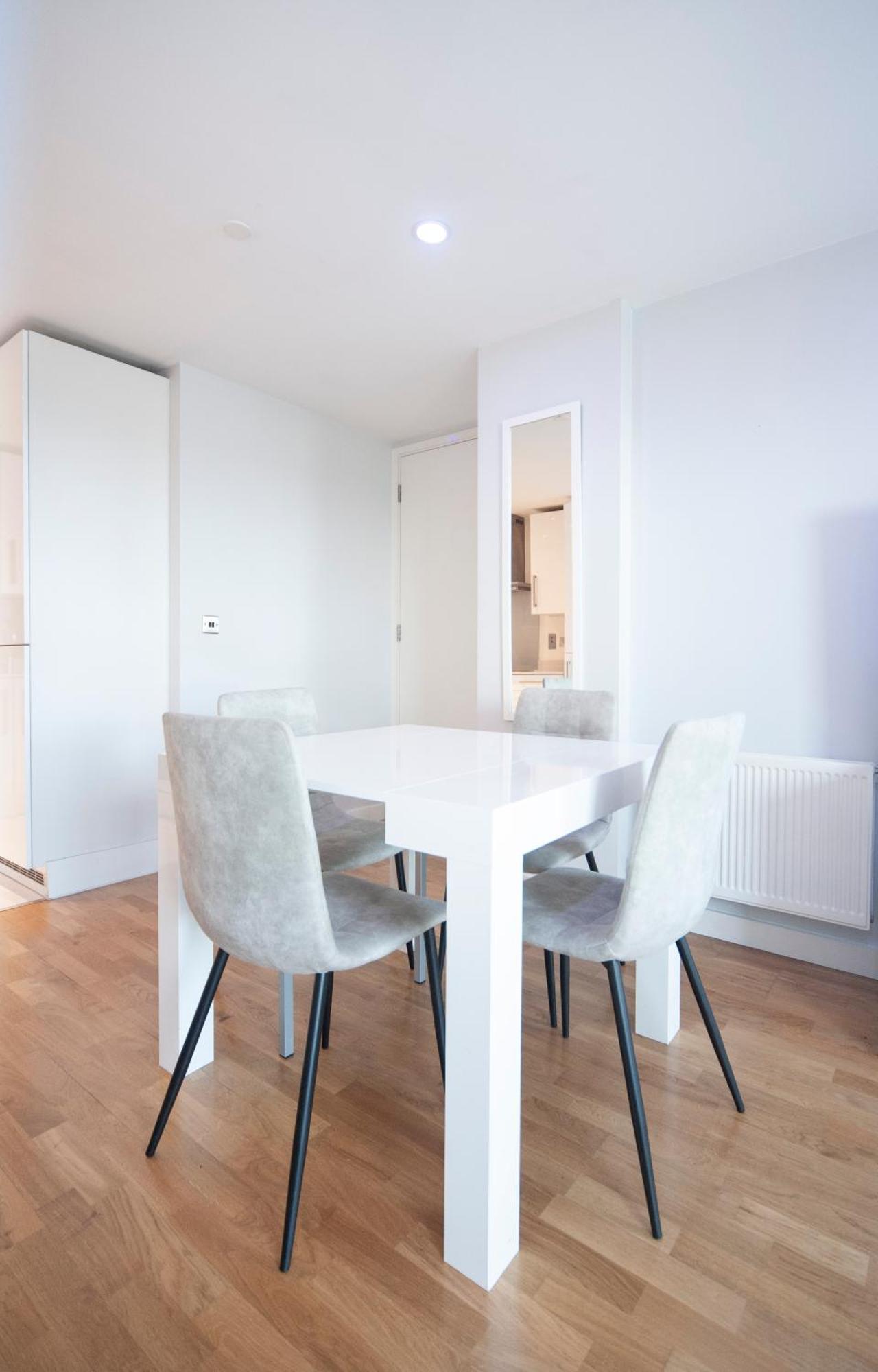 Top Floor Apt - 2 Bed/2 Bath + Private Balcony London Exteriör bild