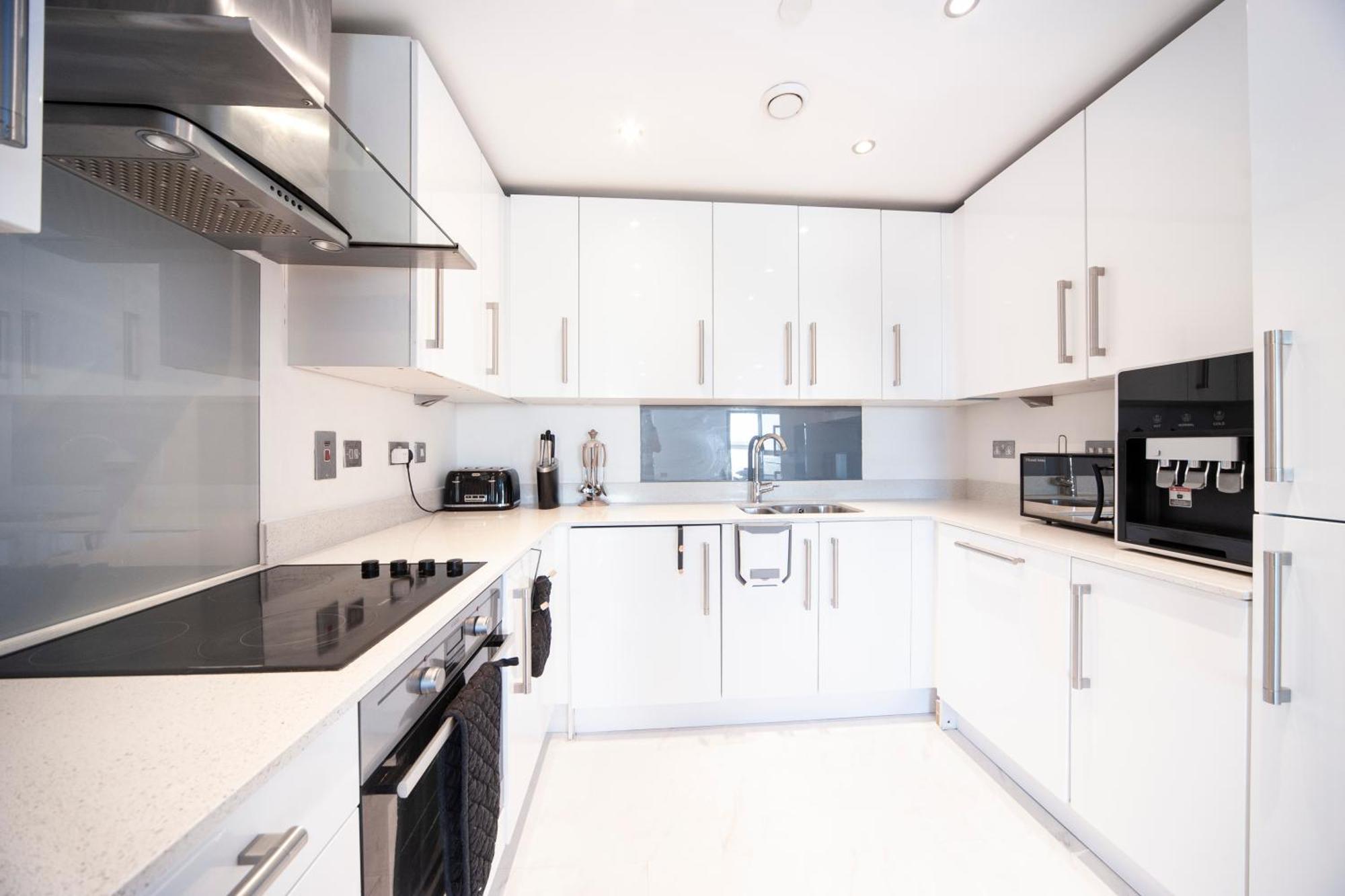 Top Floor Apt - 2 Bed/2 Bath + Private Balcony London Exteriör bild